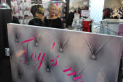 th_10808_celebrity_paradise.com_Rihanna_shopping_at_Toys_Me_store_in_Paris_30.04.2010_10_122_1136lo.jpg