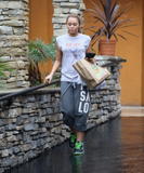 th_44512_KUGELSCHREIBER_Miley_Cyrus_looking_hot_while_getting_wet_in_the_rain12_122_1158lo.JPG