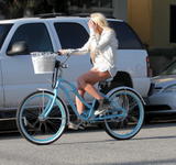 th_53396_KUGELSCHREIBER_Lindsay_Lohan_spotted_cruising_through_Venice_on_bicycle19_122_1183lo.JPG