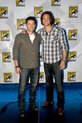 http://img221.imagevenue.com/loc991/th_36660_Jensen_and_Jared_at_Supernatural_panel_at_the_ComicCon12_122_991lo.jpg