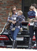 http://img221.imagevenue.com/loc1052/th_843415800_Hilary_Duff_Heading_to_play_date_with_Luca7_122_1052lo.jpg