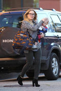 http://img221.imagevenue.com/loc1058/th_201485966_HilaryDuff_takes_son_to_a_doctors_appointment27_122_1058lo.jpg