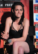 http://img221.imagevenue.com/loc1124/th_68421_KristenStewart5_122_1124lo.jpg