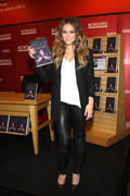 http://img221.imagevenue.com/loc760/th_02887_Hilary_Duff_signs_copies_of_her_new_book59_122_760lo.jpg