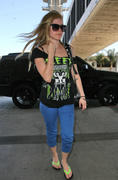 http://img221.imagevenue.com/loc783/th_95222_Avril_Lavigne_at_LAX4_122_783lo.jpg