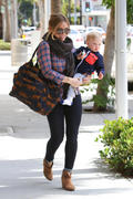 http://img221.imagevenue.com/loc842/th_129403801_Hilary_Duff_Takes_Son_For_Haircut29_122_842lo.jpg