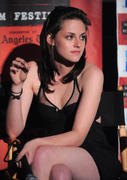 http://img221.imagevenue.com/loc914/th_68545_KristenStewart18_122_914lo.jpg