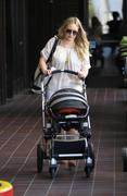 http://img221.imagevenue.com/loc933/th_900287130_Hilary_Duff_At_Mommy_And_Me_Burbank3_122_933lo.jpg