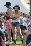 http://img221.imagevenue.com/loc975/th_863818582_Hillary_Duff_Coachella_Valley_Music_and_Arts_Festival4_122_975lo.jpg