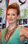 http://img221.imagevenue.com/loc992/th_45477_Hilary_Duff_at_the_2010_Teen_Choice_Awards8_122_992lo.jpg